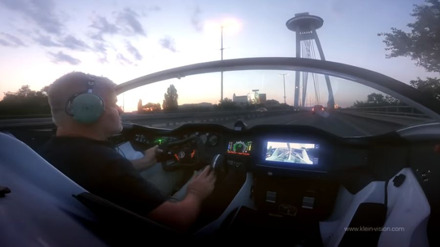 Prototipe bertenaga bensin, AirCar, terbang antara bandara internasional di Nitra dan Bratislava, Slovakia. (Tangkapan Layar Youtube KleinVision)