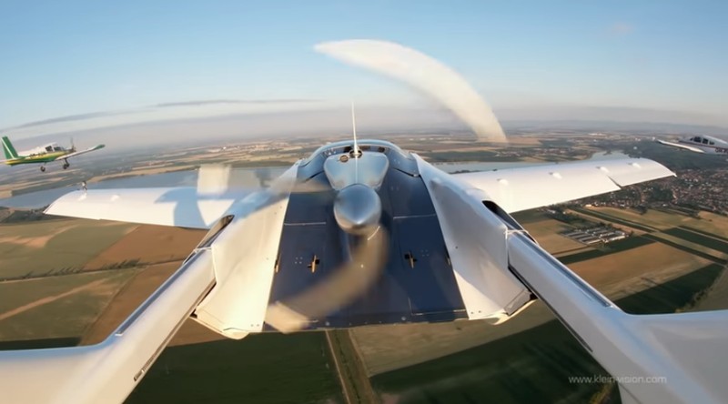 Prototipe bertenaga bensin, AirCar, terbang antara bandara internasional di Nitra dan Bratislava, Slovakia. (Tangkapan Layar Youtube KleinVision) Prototipe bertenaga bensin, AirCar, terbang antara bandara internasional di Nitra dan Bratislava, Slovakia. (Tangkapan Layar Youtube KleinVision)