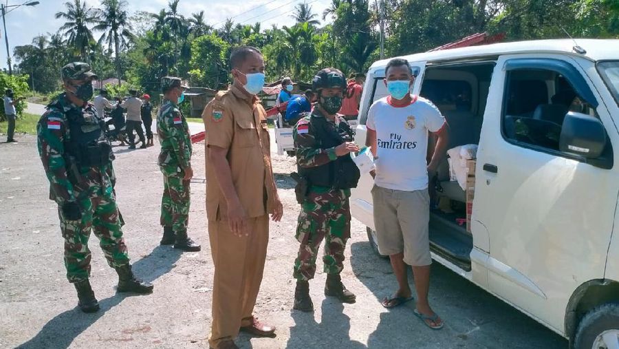 Dalam rangka menekan angka penyebaran Virus Covid-19 di wilayah perbatasan Papua, Satgas Pamtas RI-PNG Yonif Mekanis 512/QY bersama dengan aparat TNI-Polri dan Pemda Kabupaten Keerom melakukan sweeping terhadap pengguna jalan yang tidak menggunakan masker di jalan Trans Wamena-Jayapura tepatnya di Jalan Poros Workwana, Distrik Arso, Kabupaten Keerom Papua. Selasa (29/06/2021 (Dok. Satgas Yonif 512/QY)