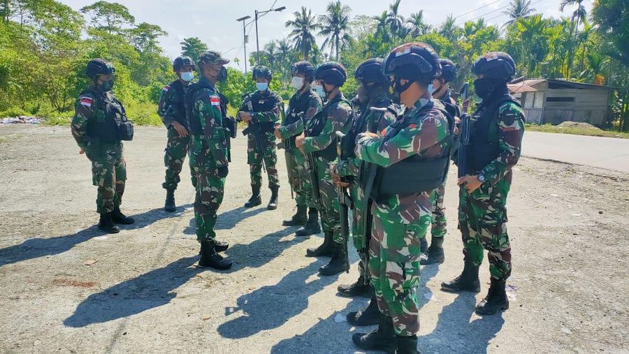 Dalam rangka menekan angka penyebaran Virus Covid-19 di wilayah perbatasan Papua, Satgas Pamtas RI-PNG Yonif Mekanis 512/QY bersama dengan aparat TNI-Polri dan Pemda Kabupaten Keerom melakukan sweeping terhadap pengguna jalan yang tidak menggunakan masker di jalan Trans Wamena-Jayapura tepatnya di Jalan Poros Workwana, Distrik Arso, Kabupaten Keerom Papua. Selasa (29/06/2021 (Dok. Satgas Yonif 512/QY)