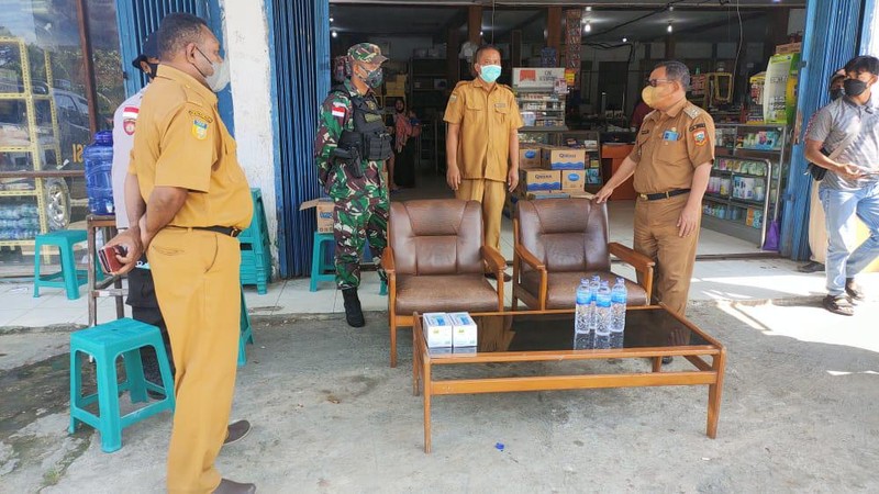 Dalam rangka menekan angka penyebaran Virus Covid-19 di wilayah perbatasan Papua, Satgas Pamtas RI-PNG Yonif Mekanis 512/QY bersama dengan aparat TNI-Polri dan Pemda Kabupaten Keerom melakukan sweeping terhadap pengguna jalan yang tidak menggunakan masker di jalan Trans Wamena-Jayapura tepatnya di Jalan Poros Workwana, Distrik Arso, Kabupaten Keerom Papua. Selasa (29/06/2021 (Dok. Satgas Yonif 512/QY)