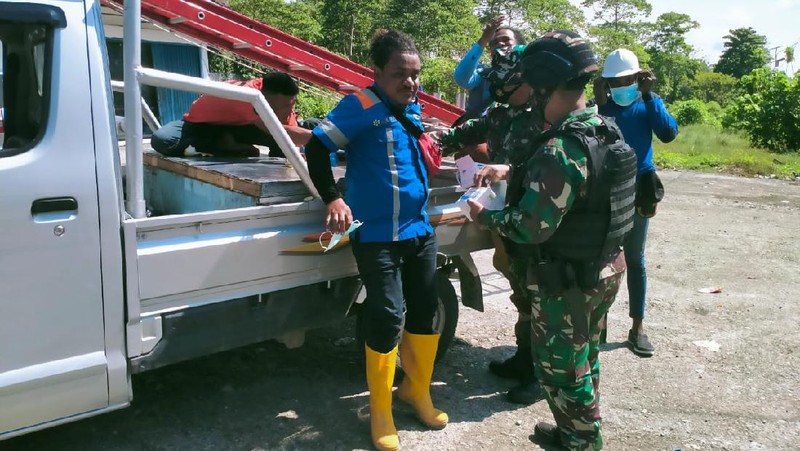 Dalam rangka menekan angka penyebaran Virus Covid-19 di wilayah perbatasan Papua, Satgas Pamtas RI-PNG Yonif Mekanis 512/QY bersama dengan aparat TNI-Polri dan Pemda Kabupaten Keerom melakukan sweeping terhadap pengguna jalan yang tidak menggunakan masker di jalan Trans Wamena-Jayapura tepatnya di Jalan Poros Workwana, Distrik Arso, Kabupaten Keerom Papua. Selasa (29/06/2021 (Dok. Satgas Yonif 512/QY)