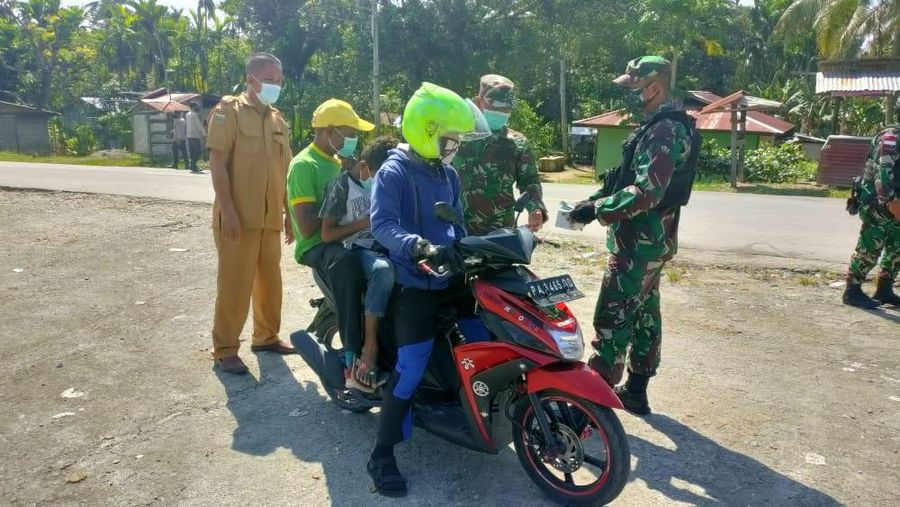 Dalam rangka menekan angka penyebaran Virus Covid-19 di wilayah perbatasan Papua, Satgas Pamtas RI-PNG Yonif Mekanis 512/QY bersama dengan aparat TNI-Polri dan Pemda Kabupaten Keerom melakukan sweeping terhadap pengguna jalan yang tidak menggunakan masker di jalan Trans Wamena-Jayapura tepatnya di Jalan Poros Workwana, Distrik Arso, Kabupaten Keerom Papua. Selasa (29/06/2021 (Dok. Satgas Yonif 512/QY)