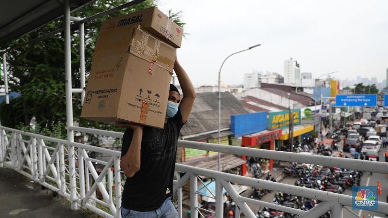 Pedagang melayani pengunjung di Pasar Pramuka, Jakarta, Rabu (30/6/2021). Tingginya kasus positif Covid-19 di Jakarta membuat penjualan alat kesehatan, obat, dan vitamin di Pasar Pramuka meningkat hingga 100 persen. Salah satu pedagang di Pasar Pramuka mengatakan untuk obat-obatan vitamin paling banyak di konsumsi. Iya mengatakan vitamin C yang banyak dibeli karena dianggap mampu meningkatkan imunitas tubuh di masa pandemi. Meski banyaknya permintaan, para pedagang pasar tidak menaikkan harga. Harga jual vitamin yang berkisar mulai dari Rp30 ribu hingga di atas Rp100 ribu. (CNBC Indonesia/ Muhammad Sabki)