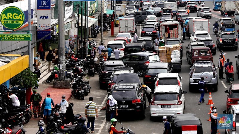 Pedagang melayani pengunjung di Pasar Pramuka, Jakarta, Rabu (30/6/2021). Tingginya kasus positif Covid-19 di Jakarta membuat penjualan alat kesehatan, obat, dan vitamin di Pasar Pramuka meningkat hingga 100 persen. Salah satu pedagang di Pasar Pramuka mengatakan untuk obat-obatan vitamin paling banyak di konsumsi. Iya mengatakan vitamin C yang banyak dibeli karena dianggap mampu meningkatkan imunitas tubuh di masa pandemi. Meski banyaknya permintaan, para pedagang pasar tidak menaikkan harga. Harga jual vitamin yang berkisar mulai dari Rp30 ribu hingga di atas Rp100 ribu. (CNBC Indonesia/ Muhammad Sabki)