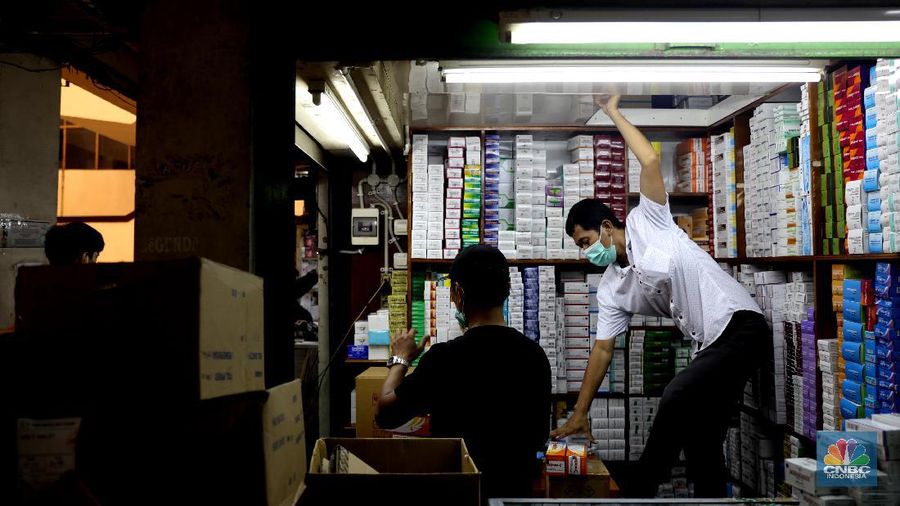 Pedagang melayani pengunjung di Pasar Pramuka, Jakarta, Rabu (30/6/2021). Tingginya kasus positif Covid-19 di Jakarta membuat penjualan alat kesehatan, obat, dan vitamin di Pasar Pramuka meningkat hingga 100 persen. Salah satu pedagang di Pasar Pramuka mengatakan untuk obat-obatan vitamin paling banyak di konsumsi. Iya mengatakan vitamin C yang banyak dibeli karena dianggap mampu meningkatkan imunitas tubuh di masa pandemi. Meski banyaknya permintaan, para pedagang pasar tidak menaikkan harga. Harga jual vitamin yang berkisar mulai dari Rp30 ribu hingga di atas Rp100 ribu. (CNBC Indonesia/ Muhammad Sabki)