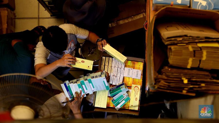 Pedagang melayani pengunjung di Pasar Pramuka, Jakarta, Rabu (30/6/2021). Tingginya kasus positif Covid-19 di Jakarta membuat penjualan alat kesehatan, obat, dan vitamin di Pasar Pramuka meningkat hingga 100 persen. Salah satu pedagang di Pasar Pramuka mengatakan untuk obat-obatan vitamin paling banyak di konsumsi. Iya mengatakan vitamin C yang banyak dibeli karena dianggap mampu meningkatkan imunitas tubuh di masa pandemi. Meski banyaknya permintaan, para pedagang pasar tidak menaikkan harga. Harga jual vitamin yang berkisar mulai dari Rp30 ribu hingga di atas Rp100 ribu. (CNBC Indonesia/ Muhammad Sabki)