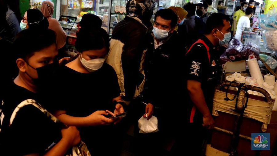 Pedagang melayani pengunjung di Pasar Pramuka, Jakarta, Rabu (30/6/2021). Tingginya kasus positif Covid-19 di Jakarta membuat penjualan alat kesehatan, obat, dan vitamin di Pasar Pramuka meningkat hingga 100 persen. Salah satu pedagang di Pasar Pramuka mengatakan untuk obat-obatan vitamin paling banyak di konsumsi. Iya mengatakan vitamin C yang banyak dibeli karena dianggap mampu meningkatkan imunitas tubuh di masa pandemi. Meski banyaknya permintaan, para pedagang pasar tidak menaikkan harga. Harga jual vitamin yang berkisar mulai dari Rp30 ribu hingga di atas Rp100 ribu. (CNBC Indonesia/ Muhammad Sabki)