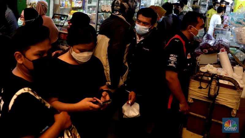 Pedagang melayani pengunjung di Pasar Pramuka, Jakarta, Rabu (30/6/2021). Tingginya kasus positif Covid-19 di Jakarta membuat penjualan alat kesehatan, obat, dan vitamin di Pasar Pramuka meningkat hingga 100 persen. Salah satu pedagang di Pasar Pramuka mengatakan untuk obat-obatan vitamin paling banyak di konsumsi. Iya mengatakan vitamin C yang banyak dibeli karena dianggap mampu meningkatkan imunitas tubuh di masa pandemi. Meski banyaknya permintaan, para pedagang pasar tidak menaikkan harga. Harga jual vitamin yang berkisar mulai dari Rp30 ribu hingga di atas Rp100 ribu. (CNBC Indonesia/ Muhammad Sabki)