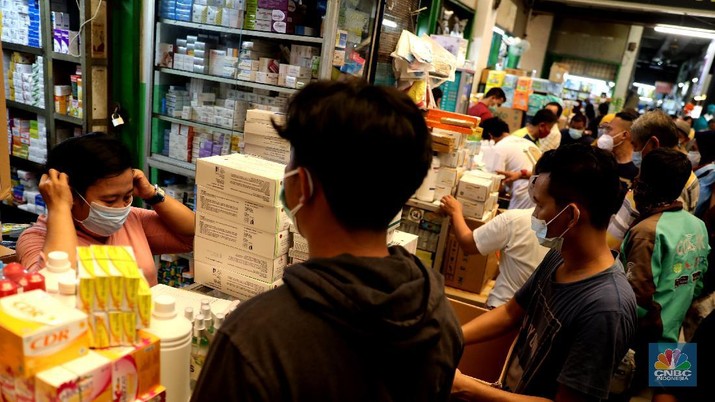 Pedagang melayani pengunjung di Pasar Pramuka, Jakarta, Rabu (30/6/2021). Tingginya kasus positif Covid-19 di Jakarta membuat penjualan alat kesehatan, obat, dan vitamin di Pasar Pramuka meningkat hingga 100 persen. Salah satu pedagang di Pasar Pramuka mengatakan untuk obat-obatan vitamin paling banyak di konsumsi. Iya mengatakan vitamin C yang banyak dibeli karena dianggap mampu meningkatkan imunitas tubuh di masa pandemi. Meski banyaknya permintaan, para pedagang pasar tidak menaikkan harga. Harga jual vitamin yang berkisar mulai dari Rp30 ribu hingga di atas Rp100 ribu. (CNBC Indonesia/ Muhammad Sabki)