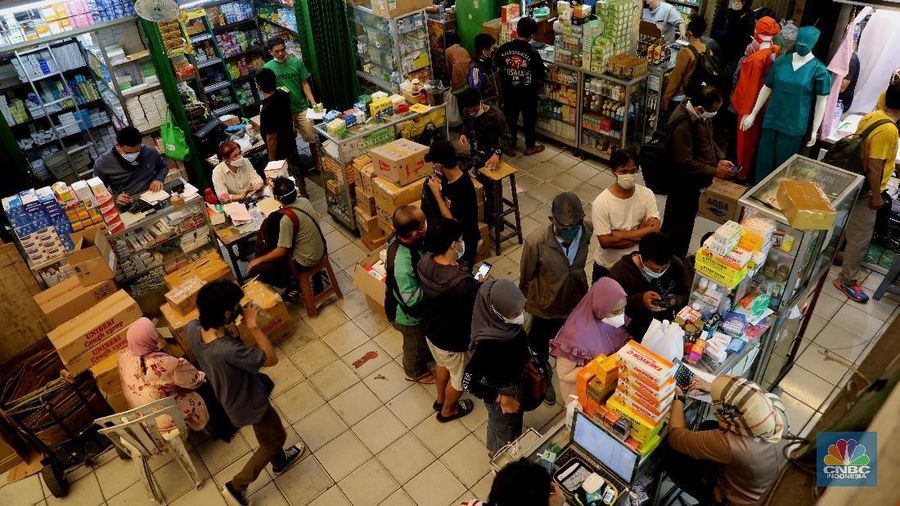 Pedagang melayani pengunjung di Pasar Pramuka, Jakarta, Rabu (30/6/2021). Tingginya kasus positif Covid-19 di Jakarta membuat penjualan alat kesehatan, obat, dan vitamin di Pasar Pramuka meningkat hingga 100 persen. Salah satu pedagang di Pasar Pramuka mengatakan untuk obat-obatan vitamin paling banyak di konsumsi. Iya mengatakan vitamin C yang banyak dibeli karena dianggap mampu meningkatkan imunitas tubuh di masa pandemi. Meski banyaknya permintaan, para pedagang pasar tidak menaikkan harga. Harga jual vitamin yang berkisar mulai dari Rp30 ribu hingga di atas Rp100 ribu. (CNBC Indonesia/ Muhammad Sabki)