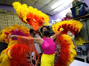 Turis Sewa Penari Seksi, Pemerintah Sakit Kepala Kena Hujat Rakyat