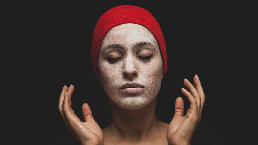 Ilustrasi Masker Kosmetik (Photo by engin akyurt on Unsplash)