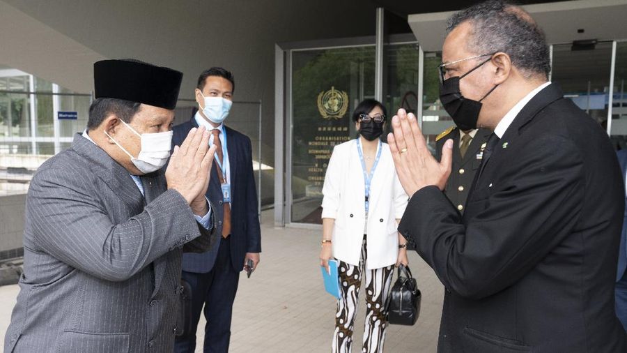 Menteri Pertahanan Prabowo Subianto bertemu dengan Dirjen WHO Tedros A. Ghebreyesus di Kantor Pusat WHO, Jenewa, Swiss dalam rangka mengkomunikasikan upaya pembangunan center of excellence (CoE) di bidang keamanan kesehatan, terutama di tingkat provinsi, di antaranya memperkuat 110 rumah sakit militer dalam penanganan pandemi COVID-19, dan di Universitas Pertahanan yang saat ini mendidik para calon dokter militer dan ahli biologi militer. ( WHO)