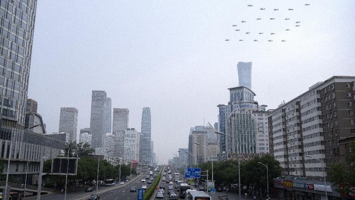 Upacara 100 Tahun Partaoi Komunis Tiongkok Helicopters fly in formation to create the number 100 as they fly over the central business district during an event to commemorate the 100th anniversary of China's Communist Party in Beijing, Thursday, July 1, 2021. China's ruling Communist Party is marking the 100th anniversary of its founding with speeches and grand displays intended to showcase economic progress and social stability to justify its iron grip on political power. (AP Photo/Mark Schiefelbein)