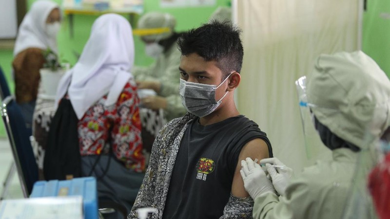 Sejumlah warga mengantre untuk mengisi ulang tabung oksigen di Kawasan Manggarai, Jakarta, Selasa (29/6/2021). Permintaan tabung gas oksigen kian meningkat setelah meledaknya kasus Covid-19 di beberapa rumah sakit di Jakarta. Harga isi ulang tabung oksigen mulai dari harga Rp. 15.000 ribu hingga Rp. 80.000 ribu. Dalam sehari karyawan toko oksigen bisa mengisi ulang 280 tabung oksigen. Ujang (61) menjelaskan 