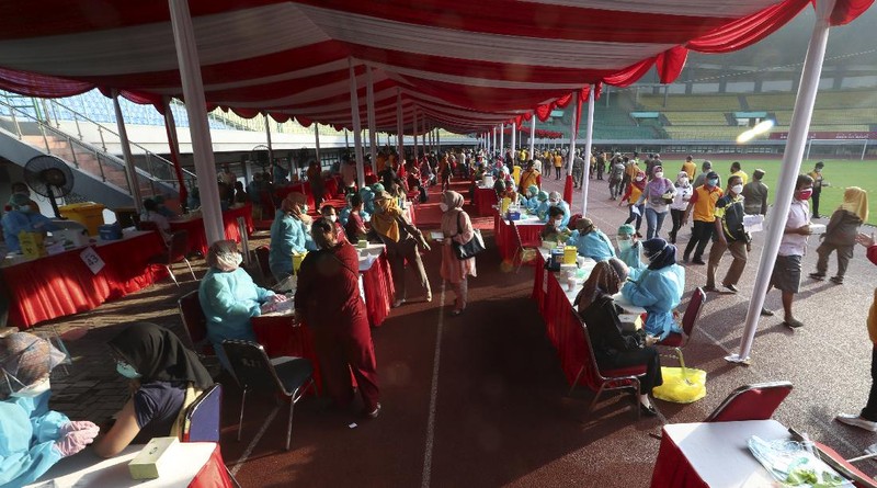 People receive a shot of the Sinovac vaccine for COVID-19 during a vaccination campaign at the Patriot Candrabhaga Stadium in Bekasi on the outskirts of Jakarta, Indonesia, Thursday, July 1, 2021.(AP Photo/Achmad Ibrahim)
