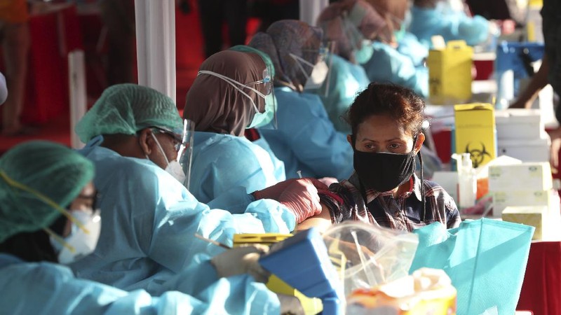 People receive a shot of the Sinovac vaccine for COVID-19 during a vaccination campaign at the Patriot Candrabhaga Stadium in Bekasi on the outskirts of Jakarta, Indonesia, Thursday, July 1, 2021.(AP Photo/Achmad Ibrahim)