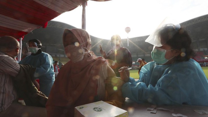 People receive a shot of the Sinovac vaccine for COVID-19 during a vaccination campaign at the Patriot Candrabhaga Stadium in Bekasi on the outskirts of Jakarta, Indonesia, Thursday, July 1, 2021.(AP Photo/Achmad Ibrahim)