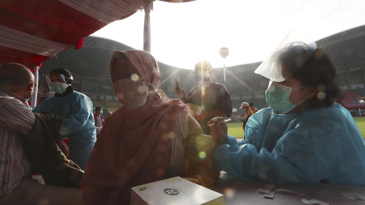 Virus Outbreak Indonesia People receive a shot of the Sinovac vaccine for COVID-19 during a vaccination campaign at the Patriot Candrabhaga Stadium in Bekasi on the outskirts of Jakarta, Indonesia, Thursday, July 1, 2021.(AP Photo/Achmad Ibrahim)
