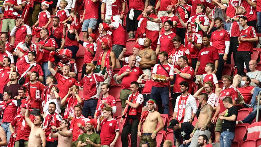 Fans Denmark bereaksi selama pertandingan babak 16 besar kejuaraan sepak bola Euro 2020 antara Wales dan Denmark di Johan Cruyff ArenA di Amsterdam, Belanda, Sabtu, 26 Juni 2021. (Olaf Kraak/Pool via AP)