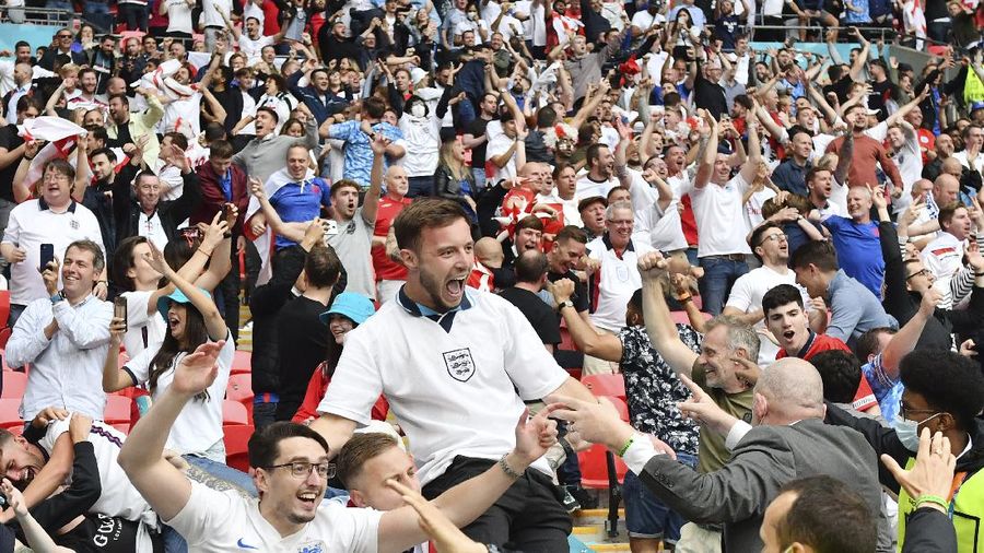 Fans Inggris merayakan kemenangan dalam pertandingan babak 16 besar Piala Eropa 2020 antara Inggris dan Jerman di Stadion Wembley di Inggris, Selasa 29 Juni 2021. (Justin Tallis, Pool Photo via AP)