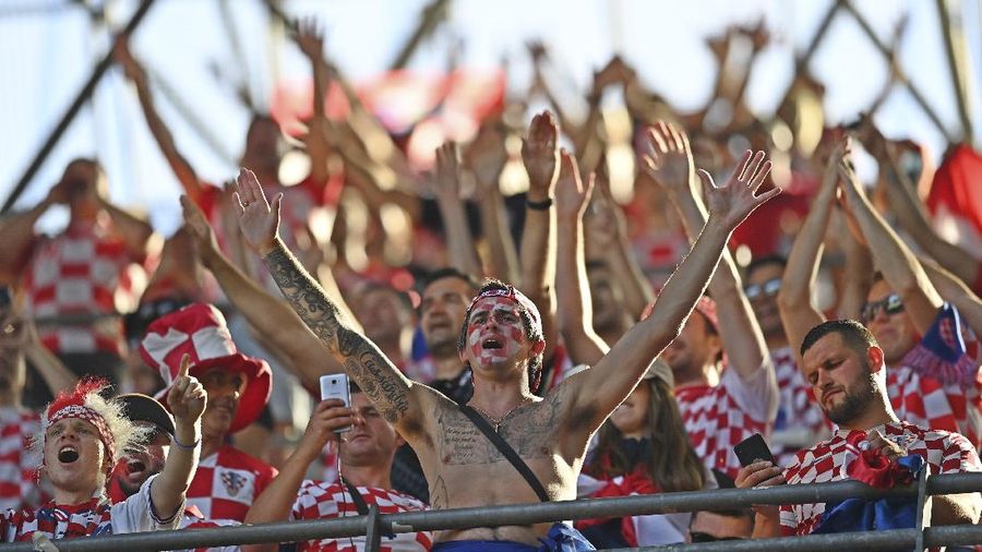 Fans Kroasia menunggu dimulainya pertandingan babak 16 besar Piala Eropa 2020 antara Kroasia dan Spanyol di Parken Stadium di Kopenhagen, Senin 28 Juni 2021. (Stuart Franklin, Pool Photo via AP)
