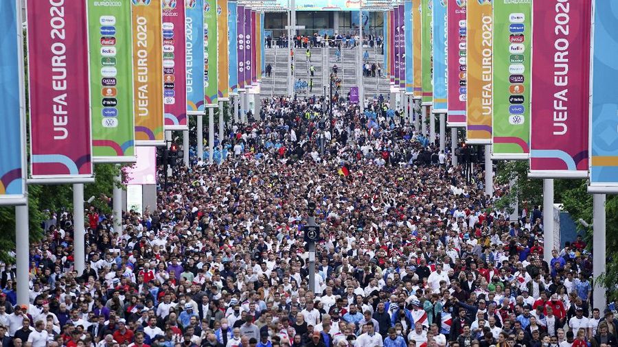 Fans meninggalkan stadion Wembley setelah pertandingan babak 16 besar Euro 2020 antara Inggris dan Jerman di zona penggemar 4TheFans di luar Stadion Wembley, di London, Selasa 29 Juni 2021. (Zac Goodwin/PA via AP)