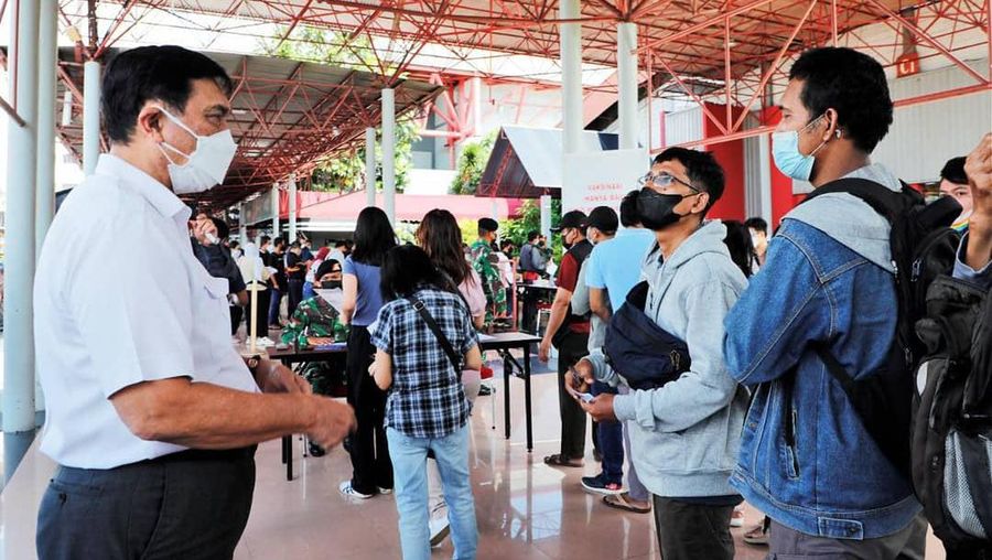 Jelang diberlakukannya PPKM Darurat yang akan dimulai pada tanggal 3 Juli 2021 besok, Menko Marves Luhut Binsar Pandjaitan meninjau sentra vaksinasi di JIEXPO, Serviam dan PPSDM yang berlokasi di Jakarta. (Tangkapan Layar Instagram @luhut.pandjaitan)