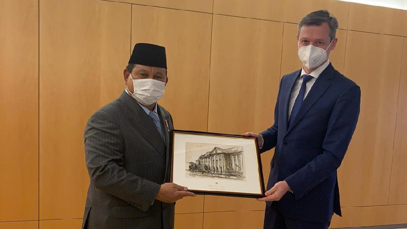 Menteri Pertahanan RI Prabowo Subianto melaksanakan pertemuan bilateral dengan Wakil Menteri Pertahanan Jerman merangkap Sekretaris Negara dari Parlemen Jerman, Thomas Silberhorn. (Dok.Kedubes RI untuk Jerman)