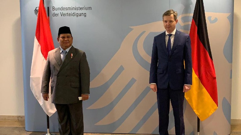 Menteri Pertahanan RI Prabowo Subianto melaksanakan pertemuan bilateral dengan Wakil Menteri Pertahanan Jerman merangkap Sekretaris Negara dari Parlemen Jerman, Thomas Silberhorn. (Dok.Kedubes RI untuk Jerman)