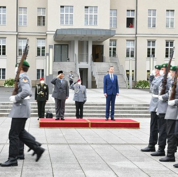 Deretan Gaya Menhan Prabowo Saat 'Blusukan' di Berlin Jerman