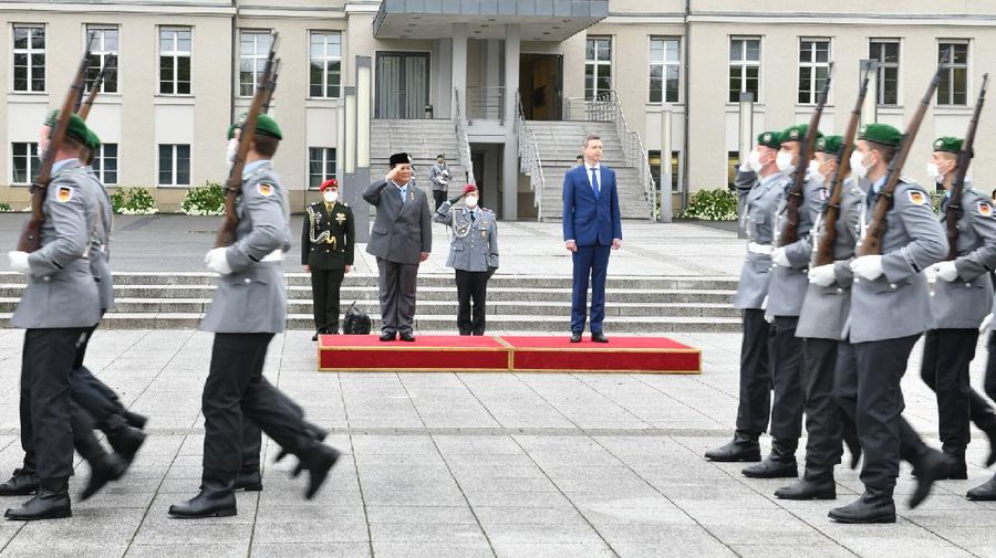 Menteri Pertahanan RI Prabowo Subianto melaksanakan pertemuan bilateral dengan Wakil Menteri Pertahanan Jerman merangkap Sekretaris Negara dari Parlemen Jerman, Thomas Silberhorn. (Dok.Kedubes RI untuk Jerman)