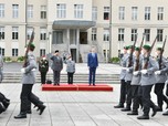 Deretan Gaya Menhan Prabowo Saat 'Blusukan' di Berlin Jerman