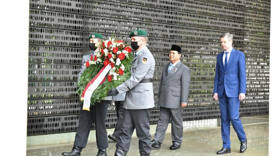 Menteri Pertahanan RI Prabowo Subianto melaksanakan pertemuan bilateral dengan Wakil Menteri Pertahanan Jerman merangkap Sekretaris Negara dari Parlemen Jerman, Thomas Silberhorn. (Dok.Kedubes RI untuk Jerman)