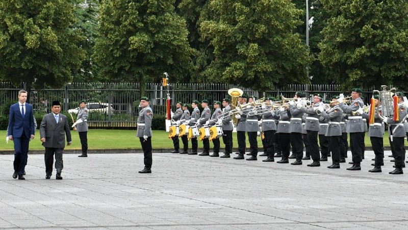 Menteri Pertahanan RI Prabowo Subianto melaksanakan pertemuan bilateral dengan Wakil Menteri Pertahanan Jerman merangkap Sekretaris Negara dari Parlemen Jerman, Thomas Silberhorn. (Dok.Kedubes RI untuk Jerman)