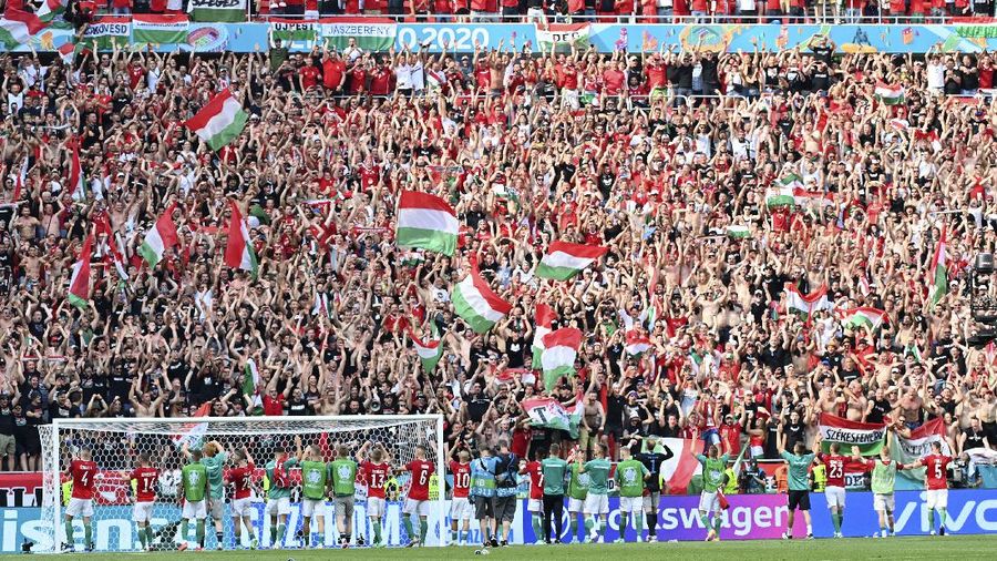 Para pemain Hungaria melakukan selebrasi dengan para pendukungnya setelah pertandingan grup F kejuaraan sepak bola Euro 2020 antara Hungaria dan Prancis di stadion Ferenc Puskas di Budapest, Hungaria Sabtu, 19 Juni 2021. (Tibor Illyes/Pool via AP)
