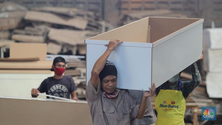 Pekerja menyelesaikan pembuatan peti untuk jenazah Covid-19 di Batu Ceper, Kota Tangerang, Banten, Jumat (2/7/2021). Produksi peti jenazah ditempat tersebut sehari bisa memproduksi 300 hingga 450 peti dengan sistem kerja tiga shift. Menurut Frans Henrik (46) Kenaikan pembuatan peti jenazah naik 100 persen, untuk harga per unit mulai dari Rp. 1,2 juta hingga Rp.1,5 juta