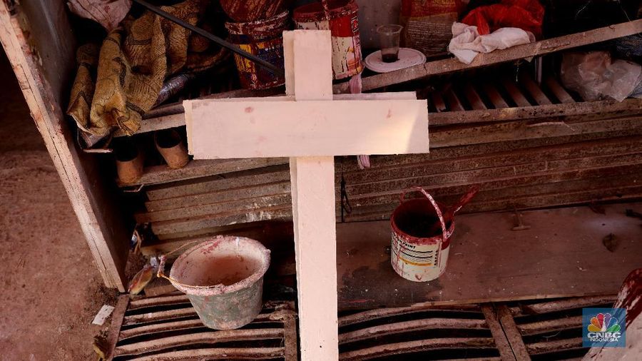 Pekerja menyelesaikan pesanan peti jenazah di Kawasan TPU Pondok Kelapa, Jakarta, Jumat, (2/7). Lonjakan angka kematian karena virus Covid-19 membuat pesanan peti jenazah mengalami peningkatan pesanan. Dalam rentang waktu seminggu ini, pihak Sahabat Duka telah membuat hampir sebanyak 250 peti jenazah.  CV Sahabat Duka yang berbasis di Tempat Pemakaman Umum (TPU) Pondok Kelapa, Jakarta Timur bak kejatuhan durian runtuh. Pesanan peti mati setiap harinya terus bertambah. 