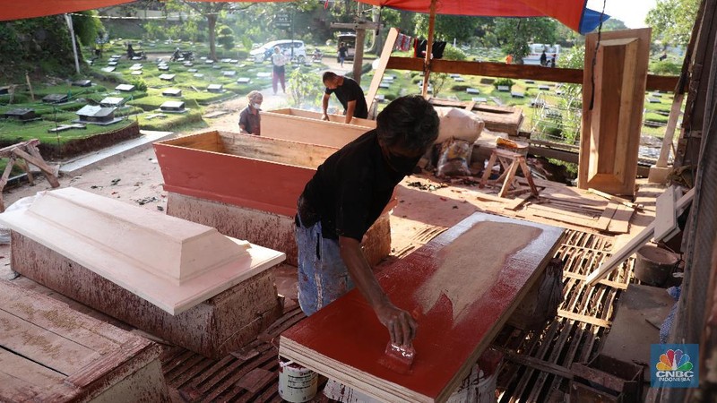 Pekerja menyelesaikan pembuatan peti untuk jenazah Covid-19 di Batu Ceper, Kota Tangerang, Banten, Jumat (2/7/2021). Produksi peti jenazah ditempat tersebut sehari bisa memproduksi 300 hingga 450 peti dengan sistem kerja tiga shift. Menurut Frans Henrik (46) Kenaikan pembuatan peti jenazah naik 100 persen, untuk harga per unit mulai dari Rp. 1,2 juta hingga Rp.1,5 juta