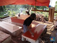 Corona RI Mulai Jinak, Tapi Permintaan Peti Mati Melonjak!