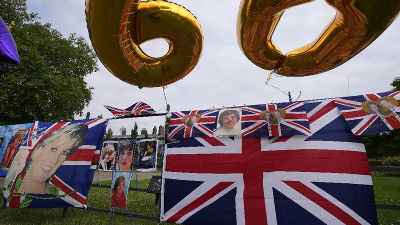 Britain's Prince William and Prince Harry arrive for the statue unveiling on what woud have been Princess Diana's 60th birthday, in the Sunken Garden at Kensington Palace, London, Thursday July 1, 2021. (Yui Mok/Pool Photo via AP)
