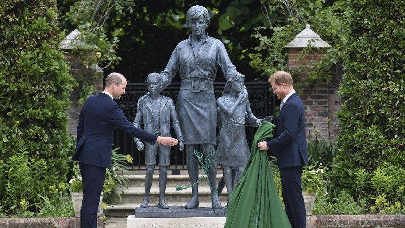 Britain's Prince William and Prince Harry arrive for the statue unveiling on what woud have been Princess Diana's 60th birthday, in the Sunken Garden at Kensington Palace, London, Thursday July 1, 2021. (Yui Mok/Pool Photo via AP)