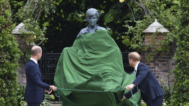 Britain's Prince William and Prince Harry arrive for the statue unveiling on what woud have been Princess Diana's 60th birthday, in the Sunken Garden at Kensington Palace, London, Thursday July 1, 2021. (Yui Mok/Pool Photo via AP)