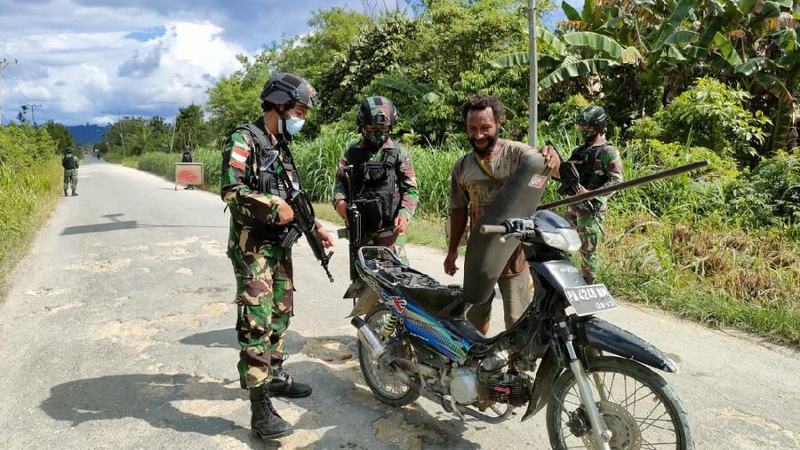 Demi terjaganya stabilitas keamanan dari ancaman peredaran barang terlarang di wilayah perbatasan Papua, Pos arso XIII Satgas Pamtas RI-PNG Yonif Mekanis 512/QY menggelar kegiatan Sweeping rutin Kampung Naramben, Distrik Skanto, Kabupaten Keeroom, Papua. Jumat (02/07/2021)(Dok, Satgas Pamtas RI-PNG Yonif Mekanis 512/QY)