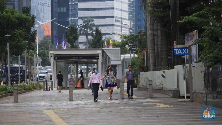 Suasana arus lalu lintas di kawasan Sudirman, Jakarta, Jumat, 2/6. Pemberlakuan Pembatasan Kegiatan Masyarakat (PPKM) Darurat Jawa-Bali bakal berlaku mulai Sabtu (3/7) besok. Ketahui dulu hal-hal dalam PPKM Darurat berikut ini. Koordinator PPKM Darurat Jawa-Bali adalah Menteri Koordinator Bidang Maritim dan Investasi (Menko Marves), Luhut Pandjaitan. Penjelasan mengenai PPKM Darurat berikut ini disarikan dari paparan berjudul 'Panduan Implementasi Pengetatan Aktivitas Masyarakat Pada PPKM Darurat di Provinsi-provinsi di Jawa Bali' yang diperoleh dari Kemenko Marves. Daerah yang menerapkan PPKM Darurat adalah daerah dengan situasi pandemi level 4 (48 kabupaten/kota) dan level 3 (74 kabupaten/kota).(CNBC Indonesia/ Muhammad Sabki)