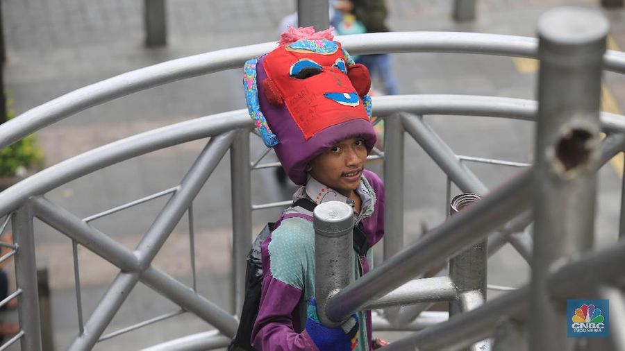 Suasana arus lalu lintas di kawasan Sudirman, Jakarta, Jumat, 2/6. Pemberlakuan Pembatasan Kegiatan Masyarakat (PPKM) Darurat Jawa-Bali bakal berlaku mulai Sabtu (3/7) besok. Ketahui dulu hal-hal dalam PPKM Darurat berikut ini. Koordinator PPKM Darurat Jawa-Bali adalah Menteri Koordinator Bidang Maritim dan Investasi (Menko Marves), Luhut Pandjaitan. Penjelasan mengenai PPKM Darurat berikut ini disarikan dari paparan berjudul 'Panduan Implementasi Pengetatan Aktivitas Masyarakat Pada PPKM Darurat di Provinsi-provinsi di Jawa Bali' yang diperoleh dari Kemenko Marves. Daerah yang menerapkan PPKM Darurat adalah daerah dengan situasi pandemi level 4 (48 kabupaten/kota) dan level 3 (74 kabupaten/kota).(CNBC Indonesia/ Muhammad Sabki)