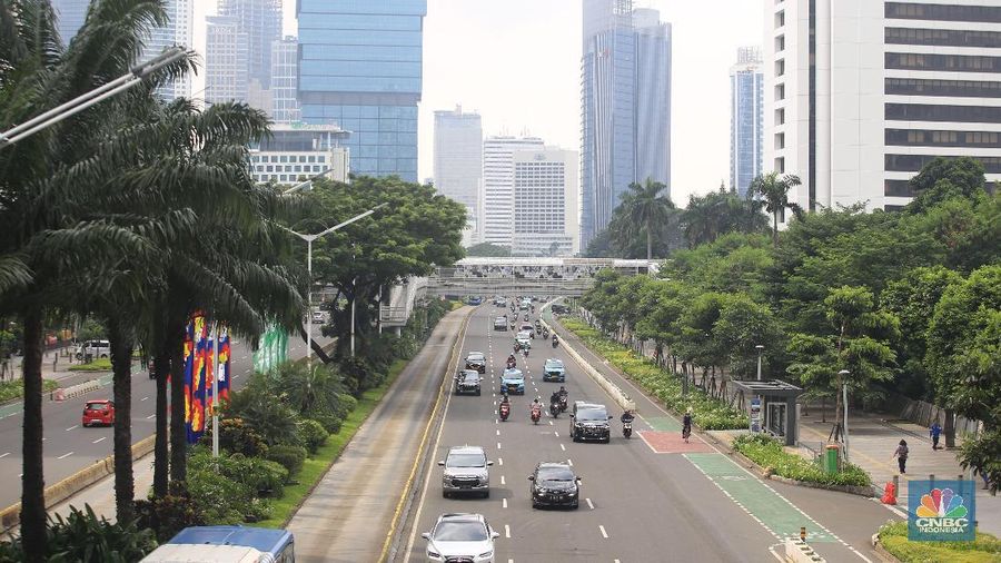 Suasana arus lalu lintas di kawasan Sudirman, Jakarta, Jumat, 2/6. Pemberlakuan Pembatasan Kegiatan Masyarakat (PPKM) Darurat Jawa-Bali bakal berlaku mulai Sabtu (3/7) besok. Ketahui dulu hal-hal dalam PPKM Darurat berikut ini. Koordinator PPKM Darurat Jawa-Bali adalah Menteri Koordinator Bidang Maritim dan Investasi (Menko Marves), Luhut Pandjaitan. Penjelasan mengenai PPKM Darurat berikut ini disarikan dari paparan berjudul 'Panduan Implementasi Pengetatan Aktivitas Masyarakat Pada PPKM Darurat di Provinsi-provinsi di Jawa Bali' yang diperoleh dari Kemenko Marves. Daerah yang menerapkan PPKM Darurat adalah daerah dengan situasi pandemi level 4 (48 kabupaten/kota) dan level 3 (74 kabupaten/kota).(CNBC Indonesia/ Muhammad Sabki)