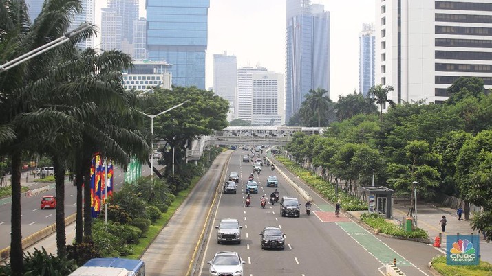 Suasana arus lalu lintas di kawasan Sudirman, Jakarta, Jumat, 2/6. Pemberlakuan Pembatasan Kegiatan Masyarakat (PPKM) Darurat Jawa-Bali bakal berlaku mulai Sabtu (3/7) besok. Ketahui dulu hal-hal dalam PPKM Darurat berikut ini. Koordinator PPKM Darurat Jawa-Bali adalah Menteri Koordinator Bidang Maritim dan Investasi (Menko Marves), Luhut Pandjaitan. Penjelasan mengenai PPKM Darurat berikut ini disarikan dari paparan berjudul 'Panduan Implementasi Pengetatan Aktivitas Masyarakat Pada PPKM Darurat di Provinsi-provinsi di Jawa Bali' yang diperoleh dari Kemenko Marves. Daerah yang menerapkan PPKM Darurat adalah daerah dengan situasi pandemi level 4 (48 kabupaten/kota) dan level 3 (74 kabupaten/kota).(CNBC Indonesia/ Muhammad Sabki)