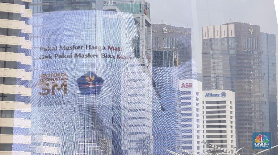 Suasana arus lalu lintas di kawasan Sudirman, Jakarta, Jumat, 2/6. Pemberlakuan Pembatasan Kegiatan Masyarakat (PPKM) Darurat Jawa-Bali bakal berlaku mulai Sabtu (3/7) besok. Ketahui dulu hal-hal dalam PPKM Darurat berikut ini. Koordinator PPKM Darurat Jawa-Bali adalah Menteri Koordinator Bidang Maritim dan Investasi (Menko Marves), Luhut Pandjaitan. Penjelasan mengenai PPKM Darurat berikut ini disarikan dari paparan berjudul 'Panduan Implementasi Pengetatan Aktivitas Masyarakat Pada PPKM Darurat di Provinsi-provinsi di Jawa Bali' yang diperoleh dari Kemenko Marves. Daerah yang menerapkan PPKM Darurat adalah daerah dengan situasi pandemi level 4 (48 kabupaten/kota) dan level 3 (74 kabupaten/kota).(CNBC Indonesia/ Muhammad Sabki)